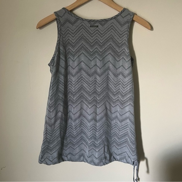 Merrell Women’s Wet Wicking Relaxed Fit Gray Chevron Print Tank Top Size Small - Picture 8 of 9